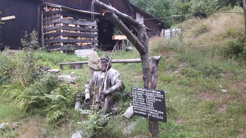 Rzeźba z której można odczytać pogodę, pod chatą pod Potrójną